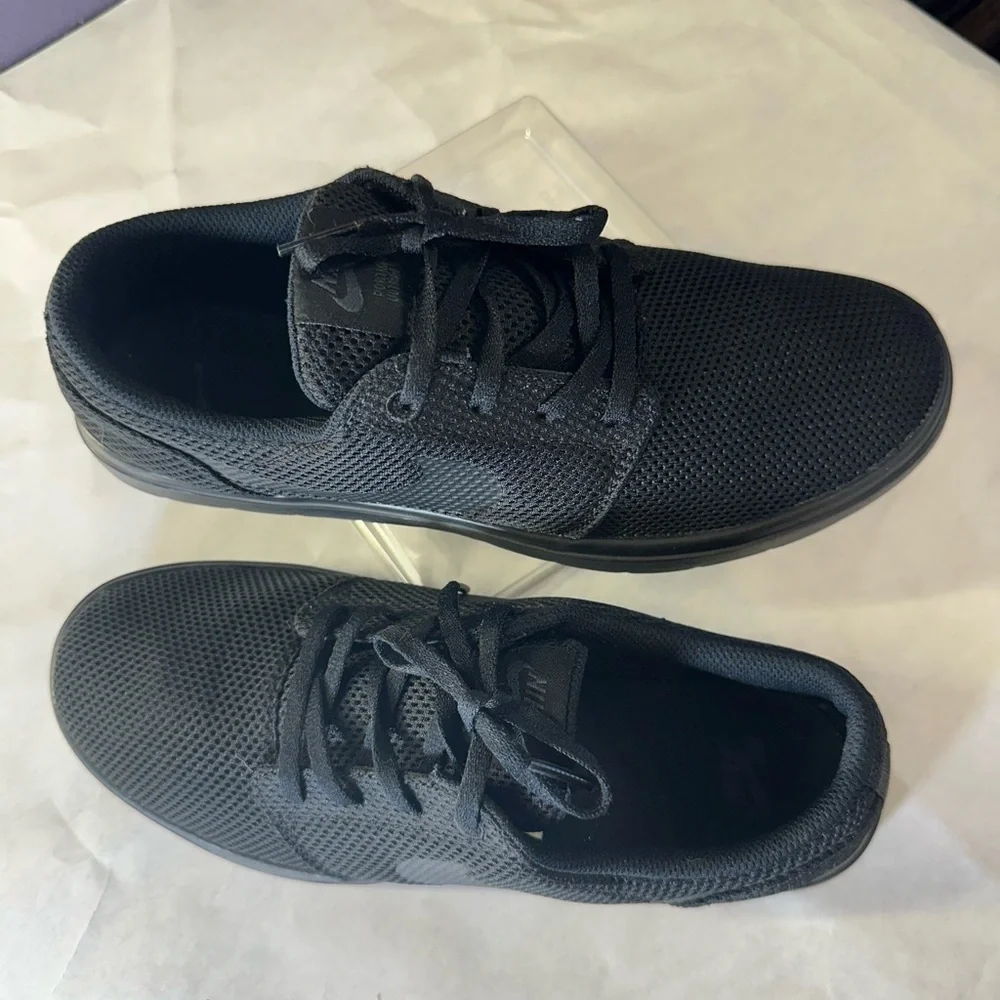 Nike women -Black Mesh Sneakers